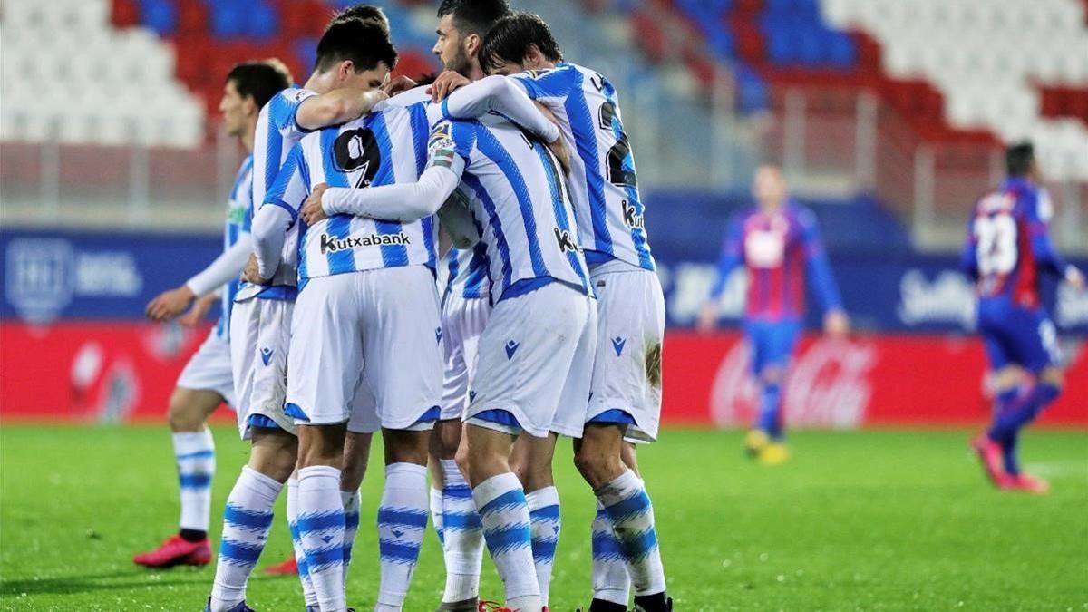 Los jugadores de la Real celebran un gol en Ipurúa.