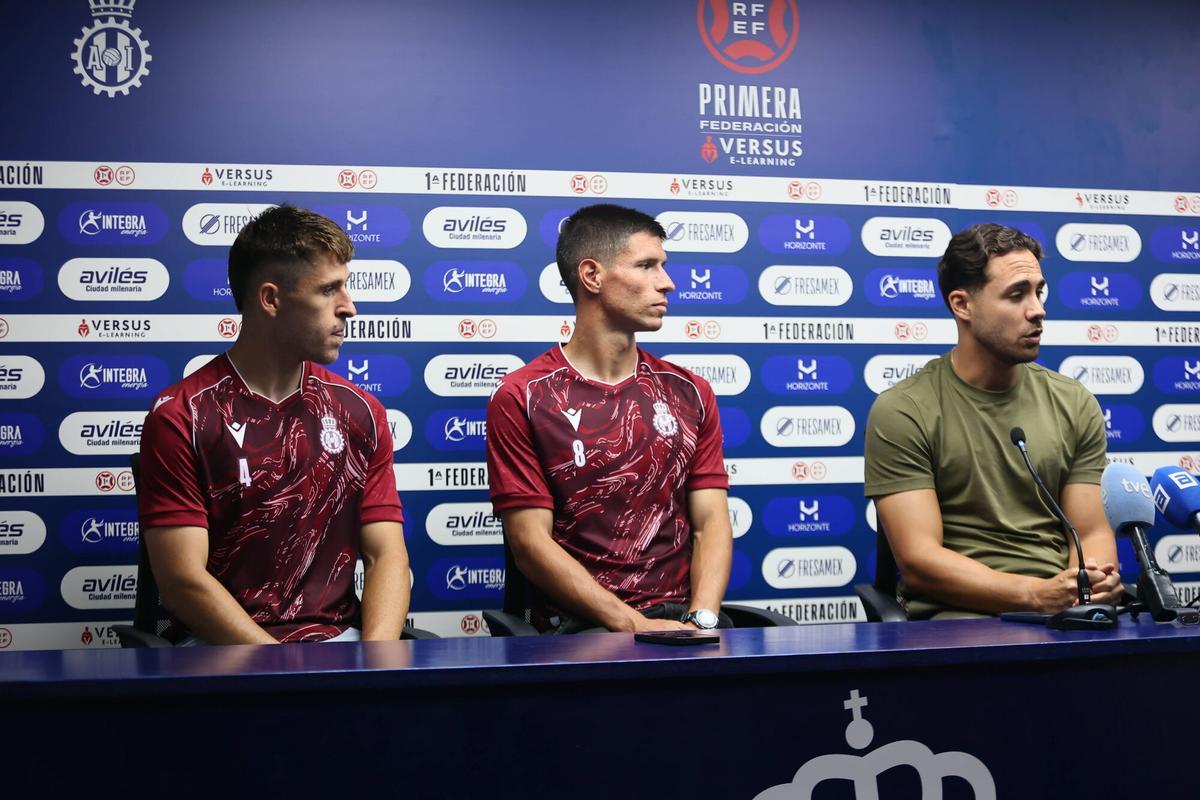 EN IMÁGENES: El Avilés presenta a tres de sus fichajes de verano, Marco Coronas, Markel Artetxe y Brais Abelenda