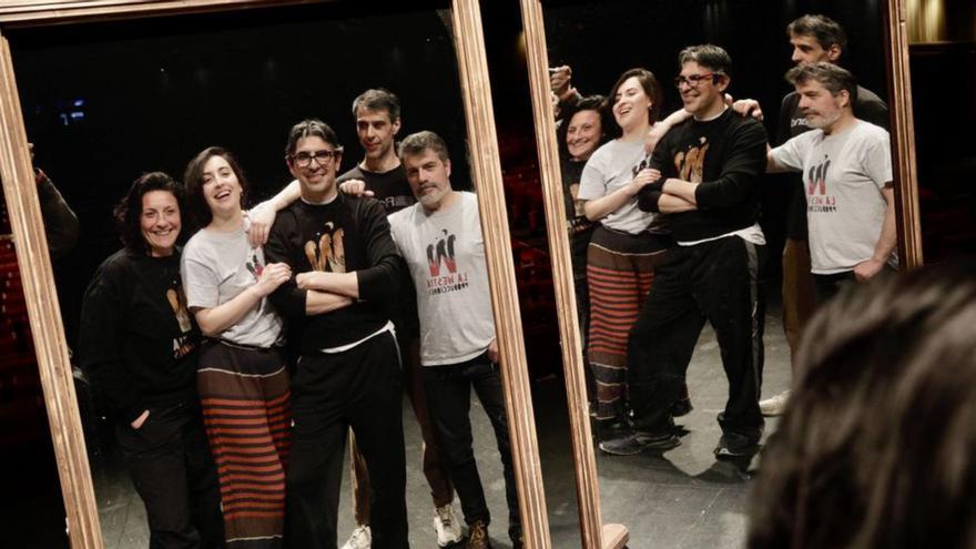 Por la izquierda, Nuria Trabanco, Ici Díaz, Francisco Pardo, Pelayo Rodríguez y César Alonso, en un ensayo en la Laboral. | JUAN PLAZA