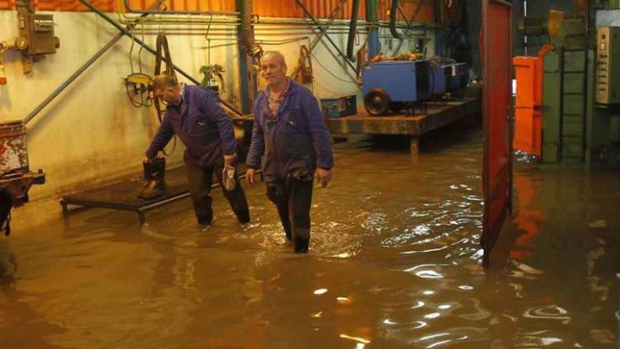 Interior de una de las naves afectadas, en la que el agua cubrió varios centímetros. // Adrián Irago