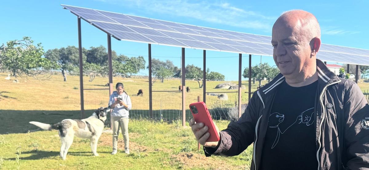 Controlando con el móvil la producción agrícola y energética de una planta agrovoltaica en Arroyo de la Luz.