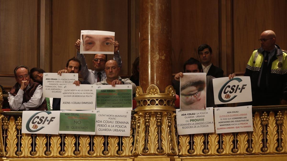 Protesta del sindicato CSIF.en el pleno.