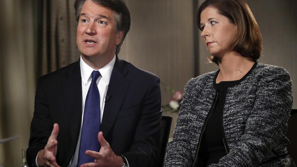 El juez Brett Kavanaugh, junto a su esposa Ashley Estes Kavanaugh, durante una entrevista con la cadena Fox.