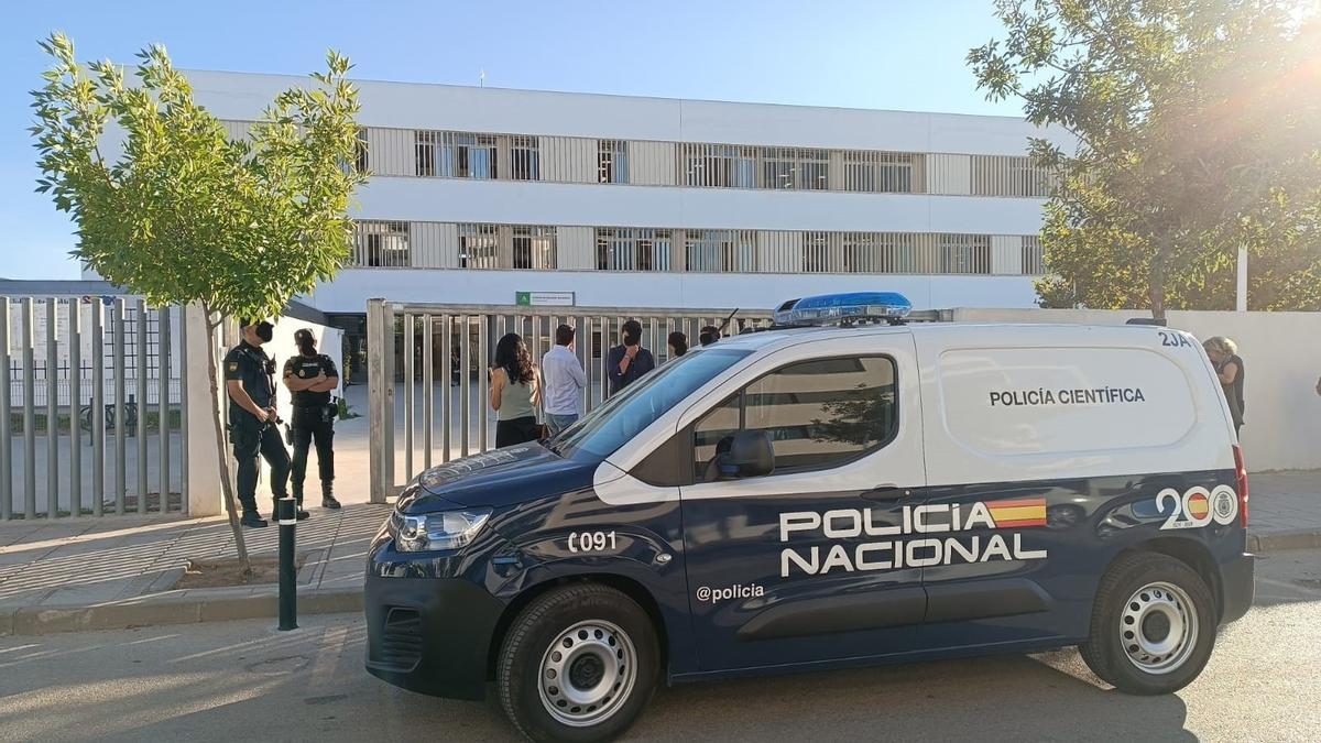 Agentes de la Policía Nacional en el instituto de Jerez donde se ha producido el ataque con cuchillo.