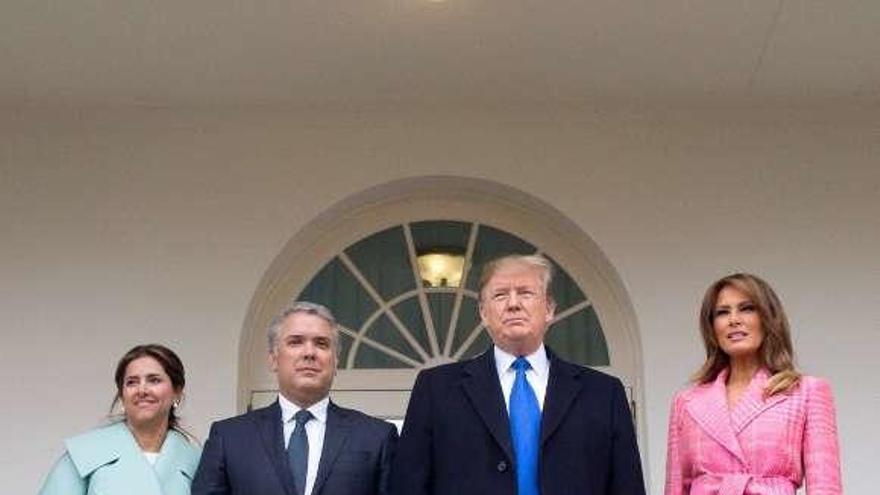 Trump y Duque, junto a sus esposas, ayer ante la Casa Blanca. // Efe