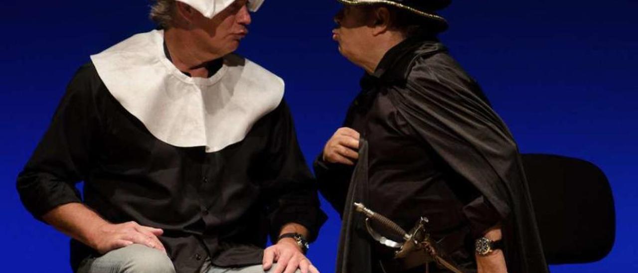 Una escena de la actuación, en la que repite el dúo cómico formado por Osborne y Arévalo.