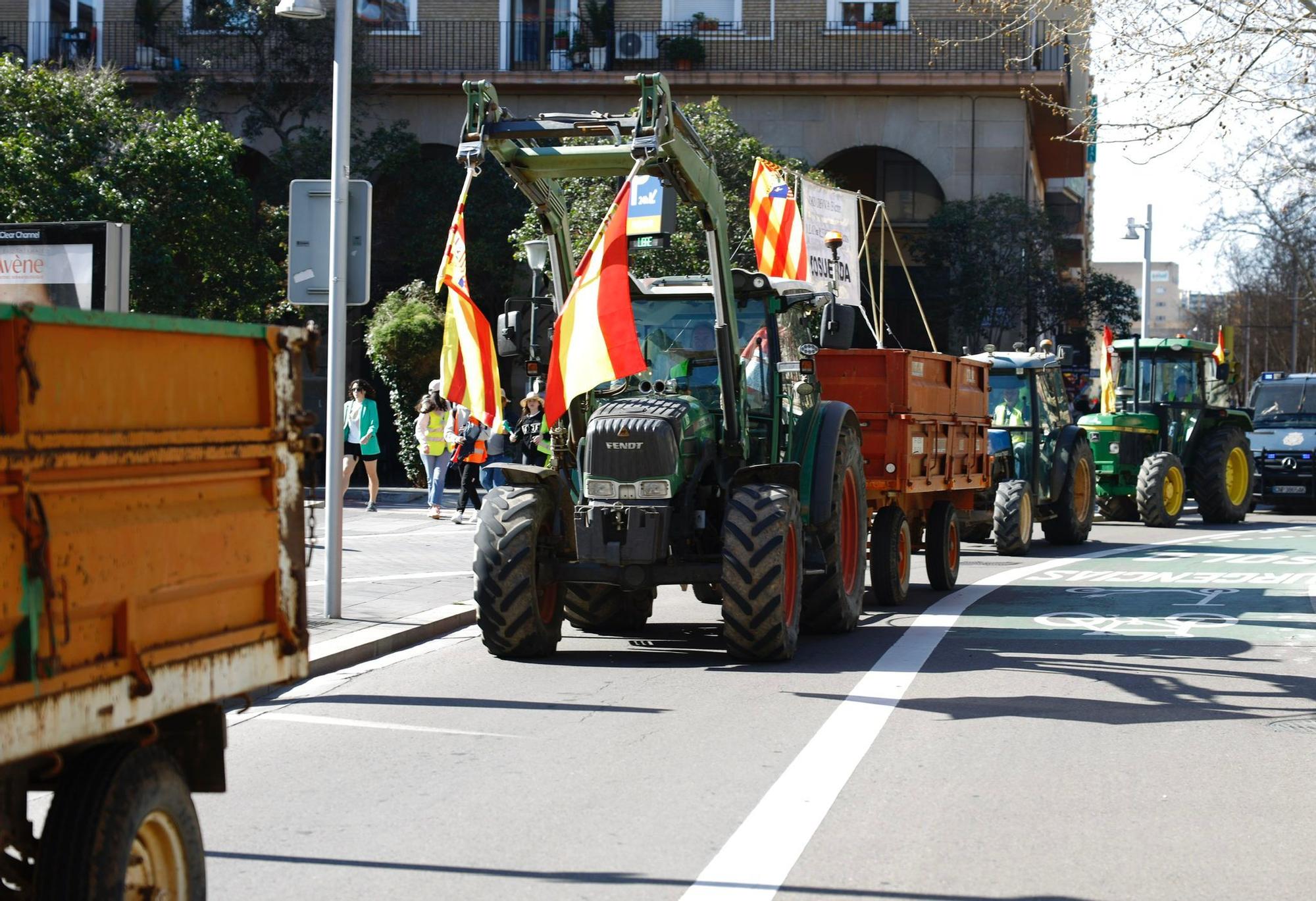 Un pequeño grupo de tractores entra en Zaragoza en una nueva jornada de protestas