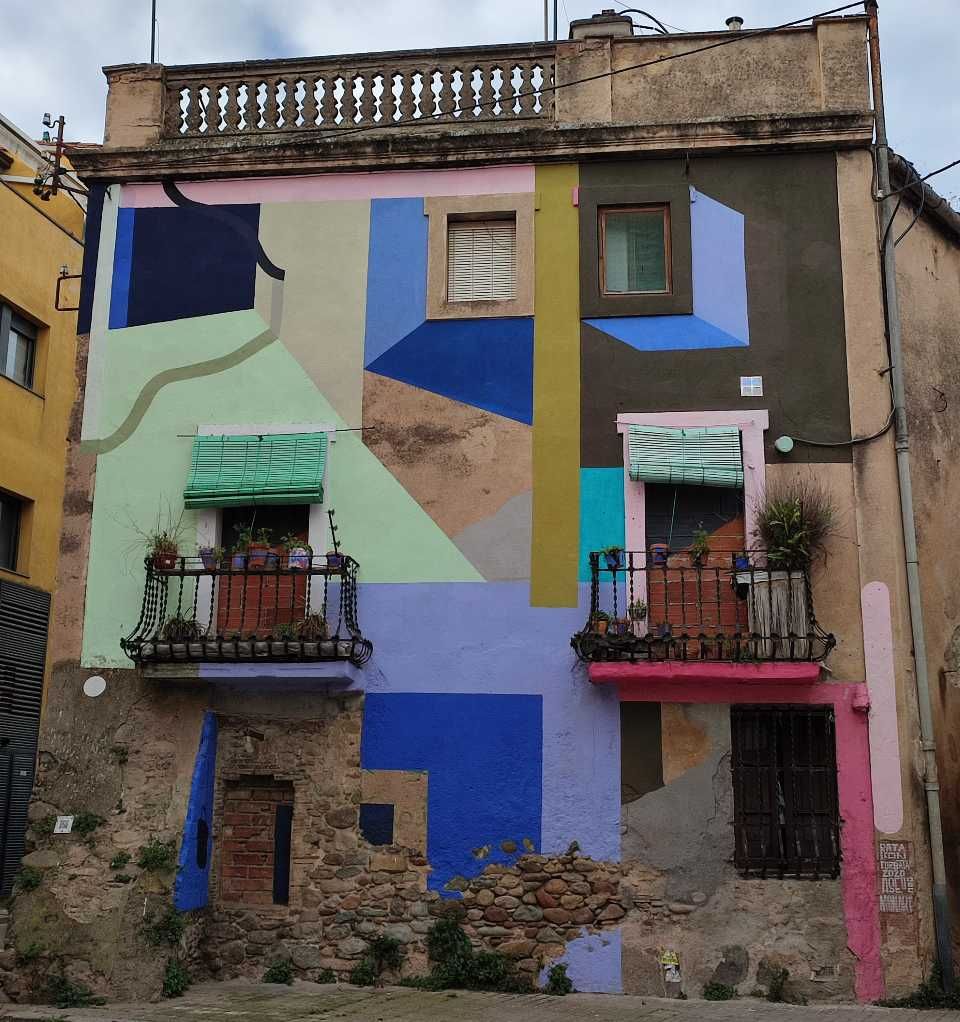 Un treball d’Aleix Font (Rata con Corbata) en una façana del carrer de Baix, a Santa Eugènia, dins del Festival Monar’t, impulsat per les associacions de veïns i comerciants i diferents entitats de l’antiga vila eugenial