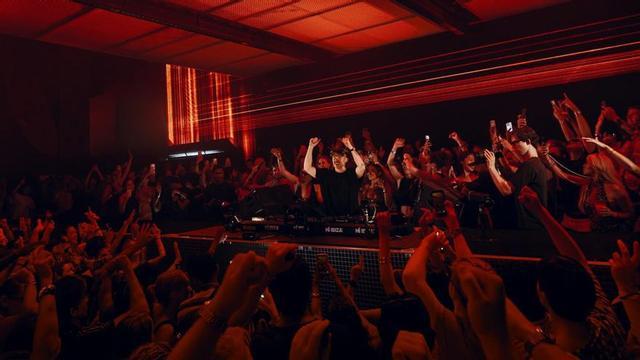 Dom Dolla pincha en la sala Theatre en Hï Ibiza. | TNL