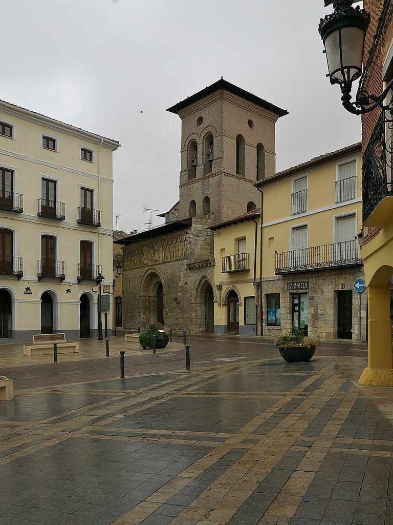 Iglesia de Santiago vista desde la Plaza Mayor de Carrión de los Condes.