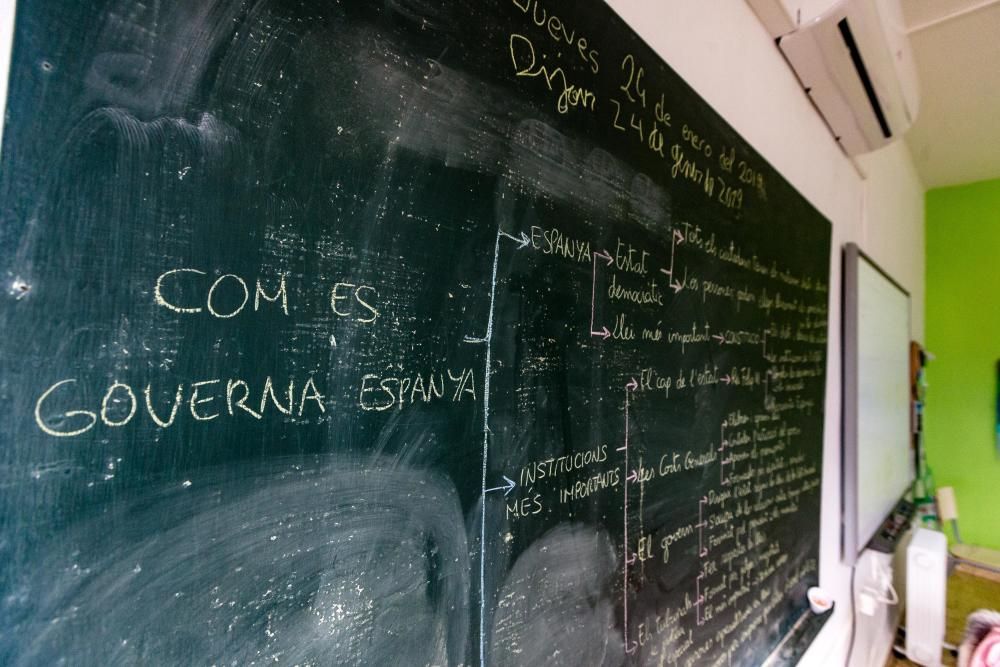 Niños en el patio de la escuela Sella, que forma parte de un centro rural agrupado con Orxeta y Relleu