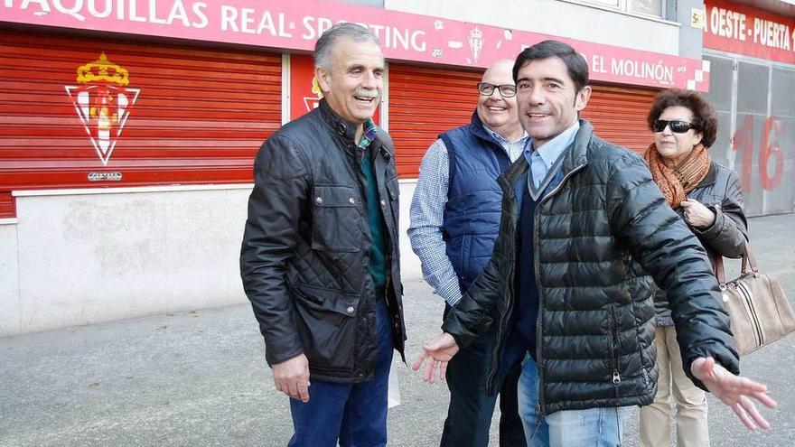 Marcelino, de paseo por El Molinón durante el entrenamiento del Sporting