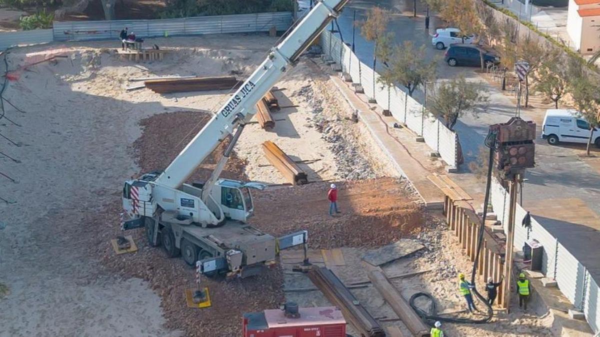 En la imagen de arriba se aprecia como se colocan las planchas metálicas.