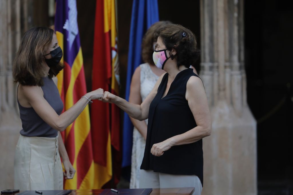 La ministra Ione Belarra firma en Palma con la presidenta Francina Armengol el convenio de transferencia de los fondos del plan de recuperación