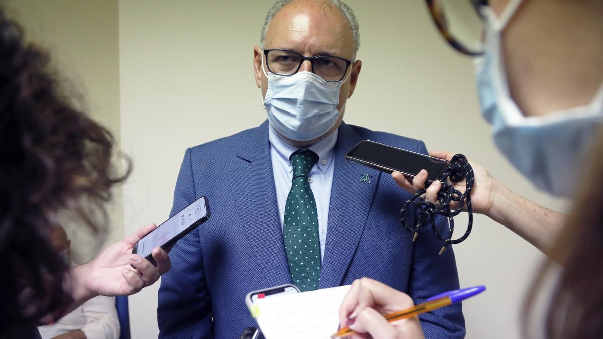 El viceconsejero de Salud y Consumo, Miguel Ángel Guzmán, en la presentación al nuevo director gerente del Hospital Universitario Virgen de la Victoria