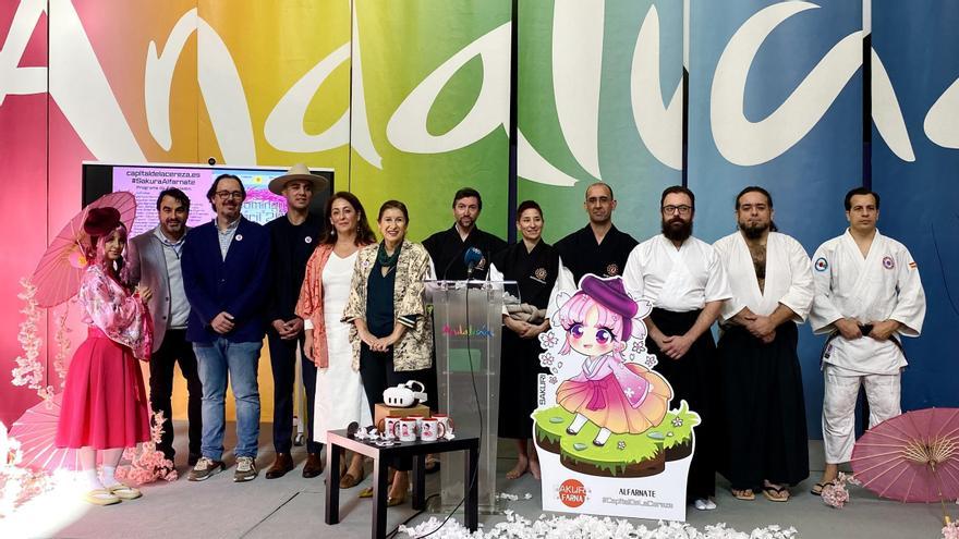 Gemma del Corral y Juan Gallardo junto al resto de equipo en la presentación de Sakura Alfarnate III