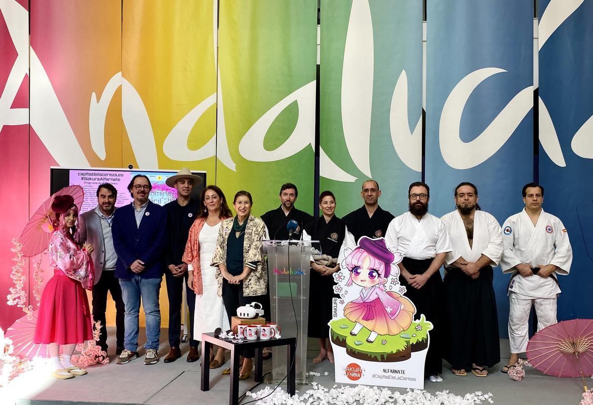 Gemma del Corral y Juan Gallardo junto al resto de equipo en la presentación de Sakura Alfarnate III