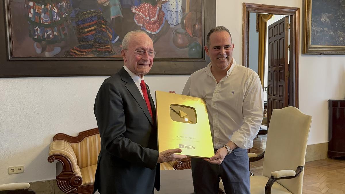 El alcalde de Málaga, Francisco de la Torre, le entregó la placa de Oro de Youtube.