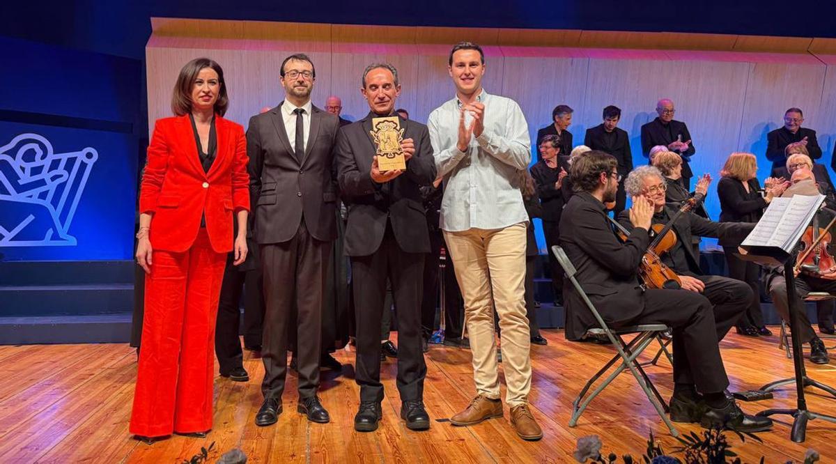 Teresa Ladrero y Raúl García anunciaron el nombramiento de la Coral Polifónica como pregonera 2026.
