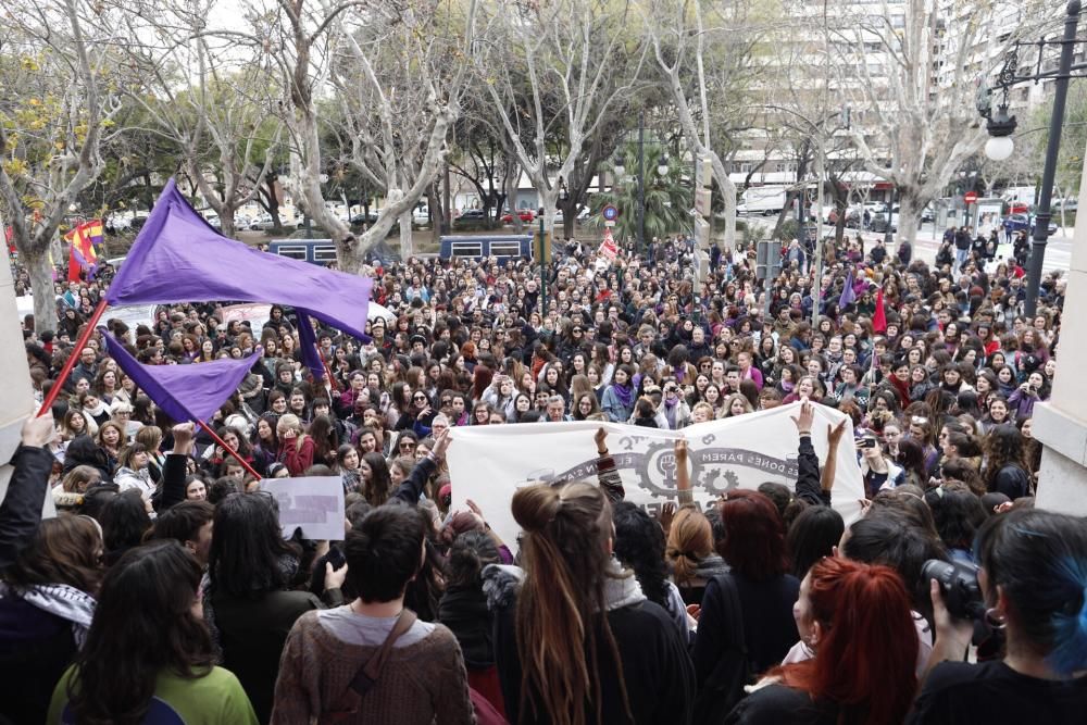 Protesta estudiantil ante el Rectorado de la Universitat de València