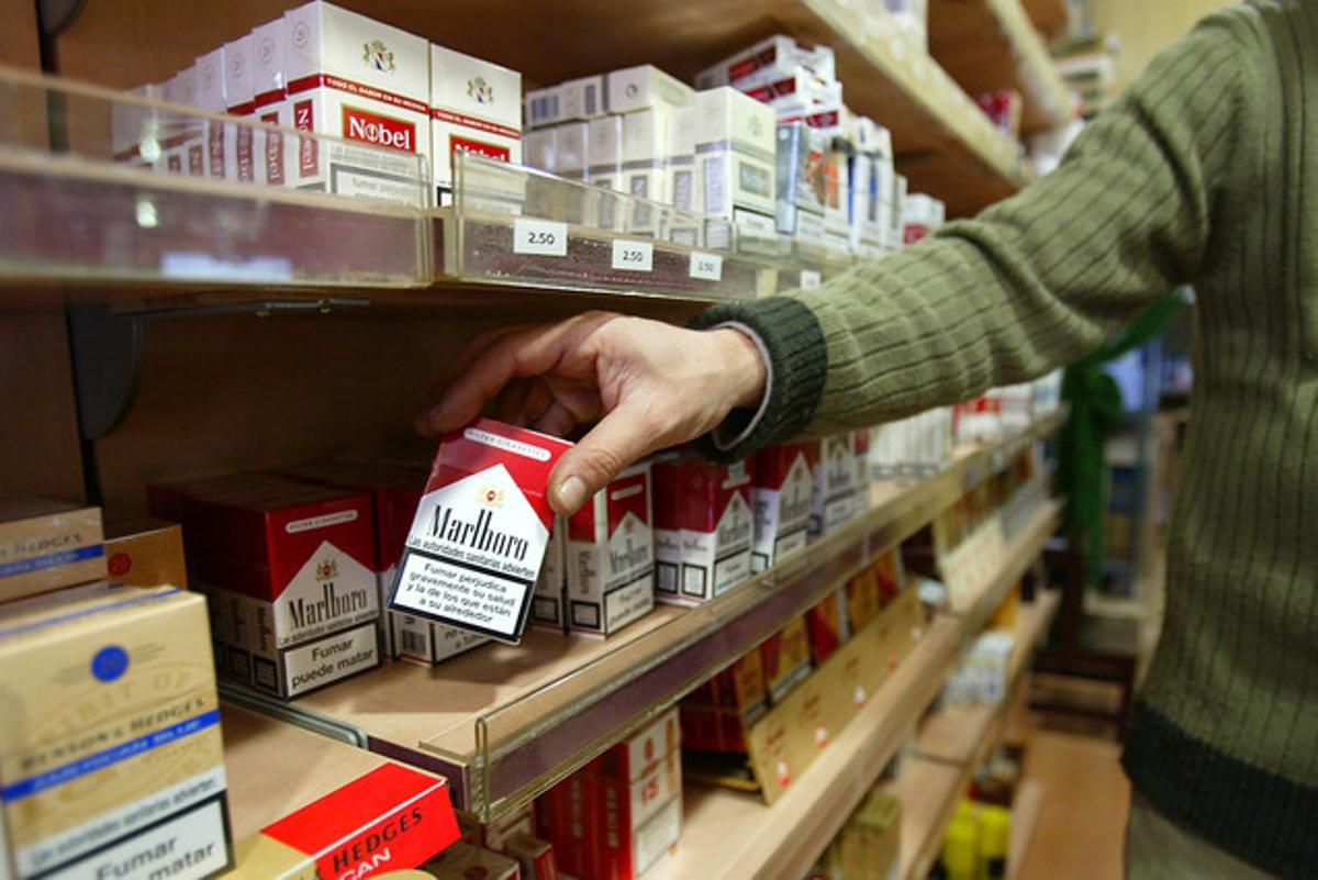 Un estanquer mostra un paquet de Marlboro.