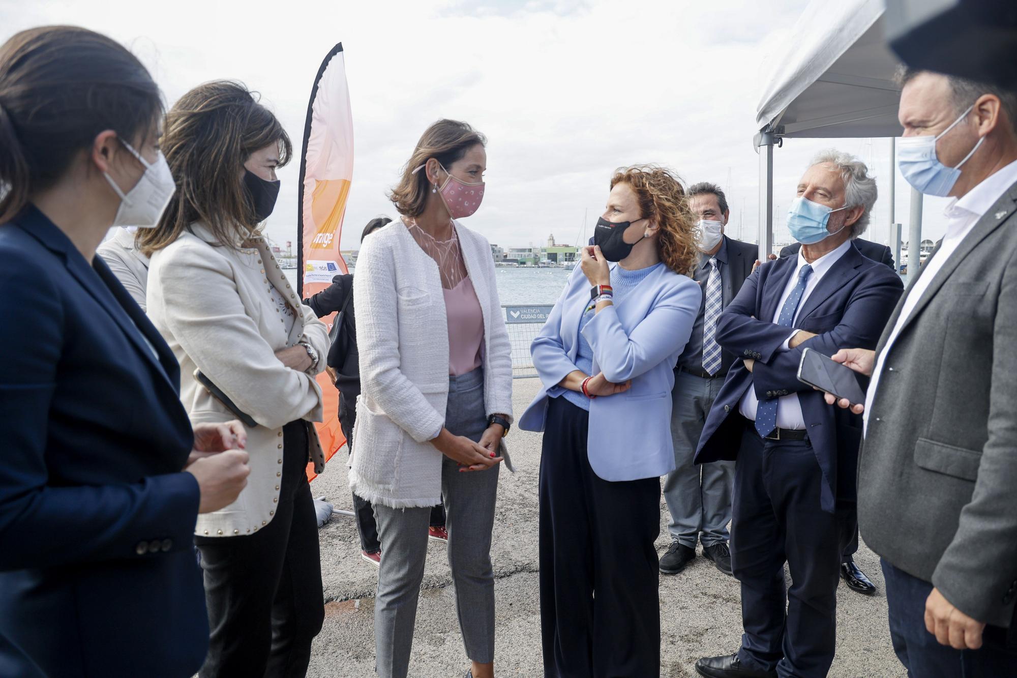 La ministra Reyes Maroto, visita la carpa de Orange y Levante-EMV, para experimentar el proyecto 5G y Turismo