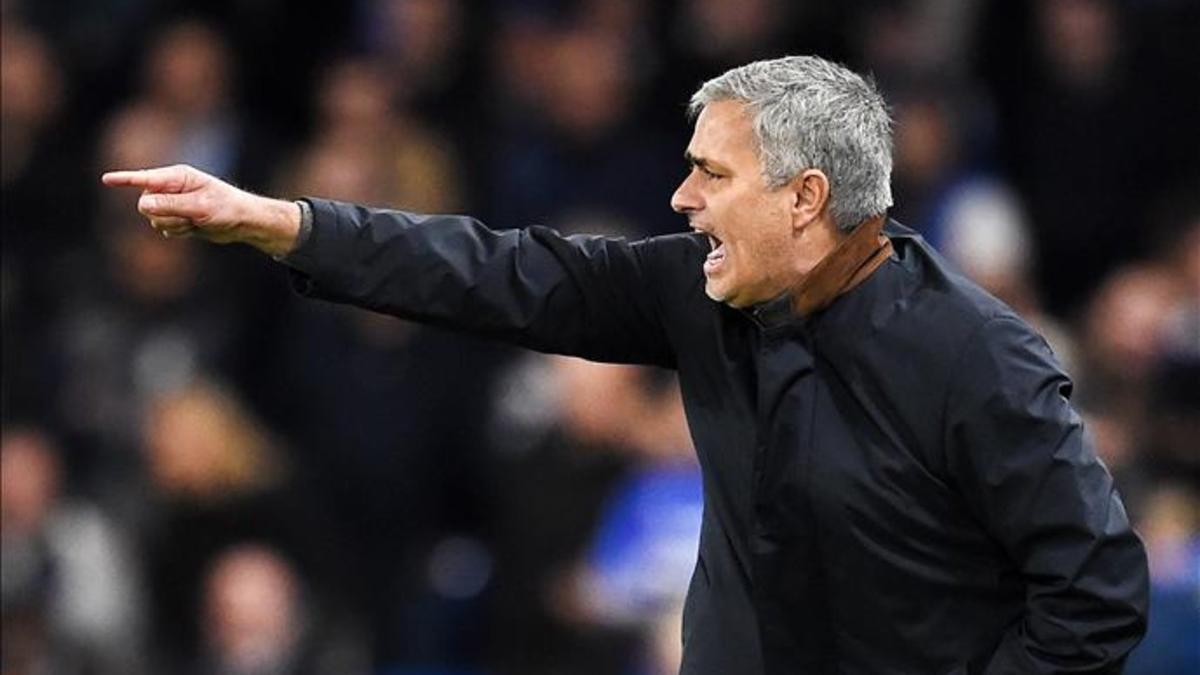 Jose Mourinho, en un partido del Chelsea antes de ser cesado como entrenador