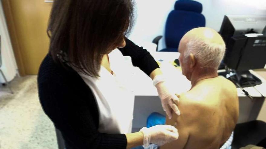 Un paciente recibe la vacuna contra la gripe, ayer, en el centro de salud de A Estrada. // Bernabé/Ana Bazal