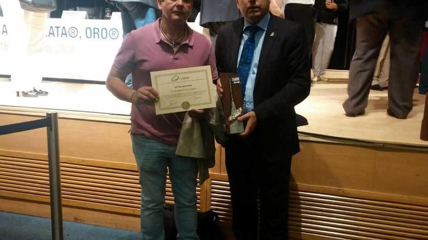 José María Vega y Gerardo Sanz, con el premio.