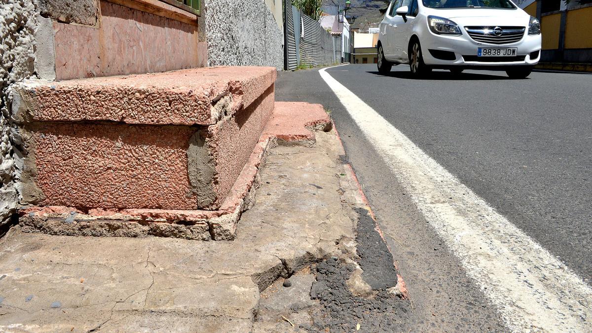 Estructuras de viviendas rotas por camiones en el casco de Mogán.