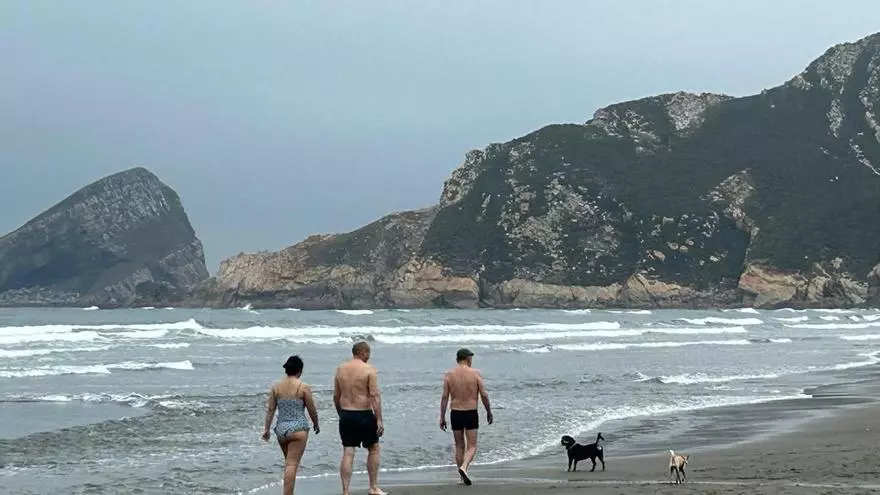 El Sablón de Bayas se convierte en el mejor oasis perruno del verano en Asturias