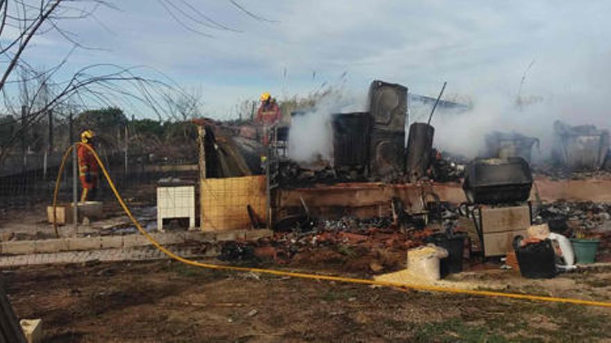 Arde en Cullera una vivienda de madera al propagarse una quema de rastrojos