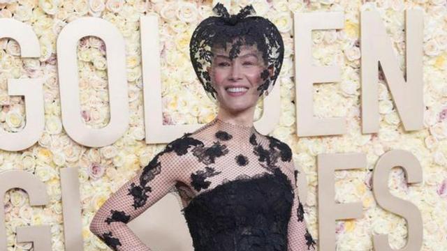 Rosamund Pike, de Dior. | // EFE