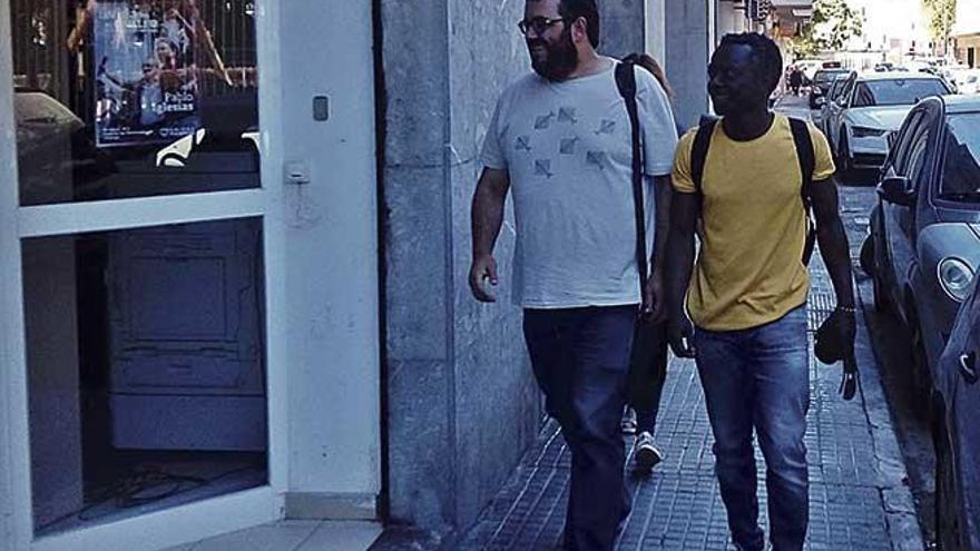 VicenÃ§ Vidal y Guillem Balboa entrando en la sede de Podemos situada en Camp RedÃ³.