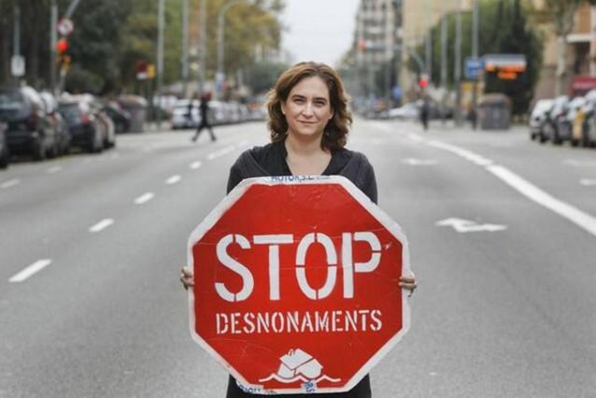 Ada Colau amb un cartell de ’Stop Desnonaments’ de la Plataforma d’Afectats per la Hipoteca. Ada Colau amb un cartell de ’Stop Desnonaments’ de la Plataforma d’Afectats per la Hipoteca.