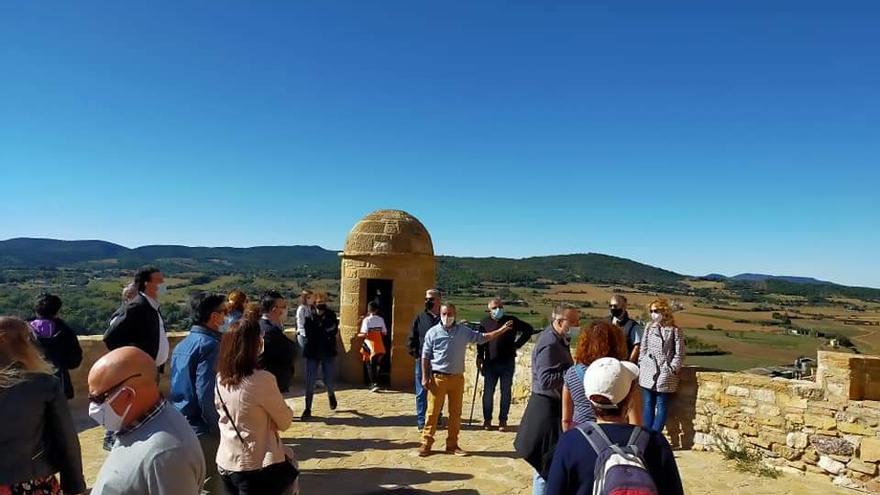 Un grupo de turistas visitan el Castillo de los Condes de La Ribagorza de Benabarre en octubre
