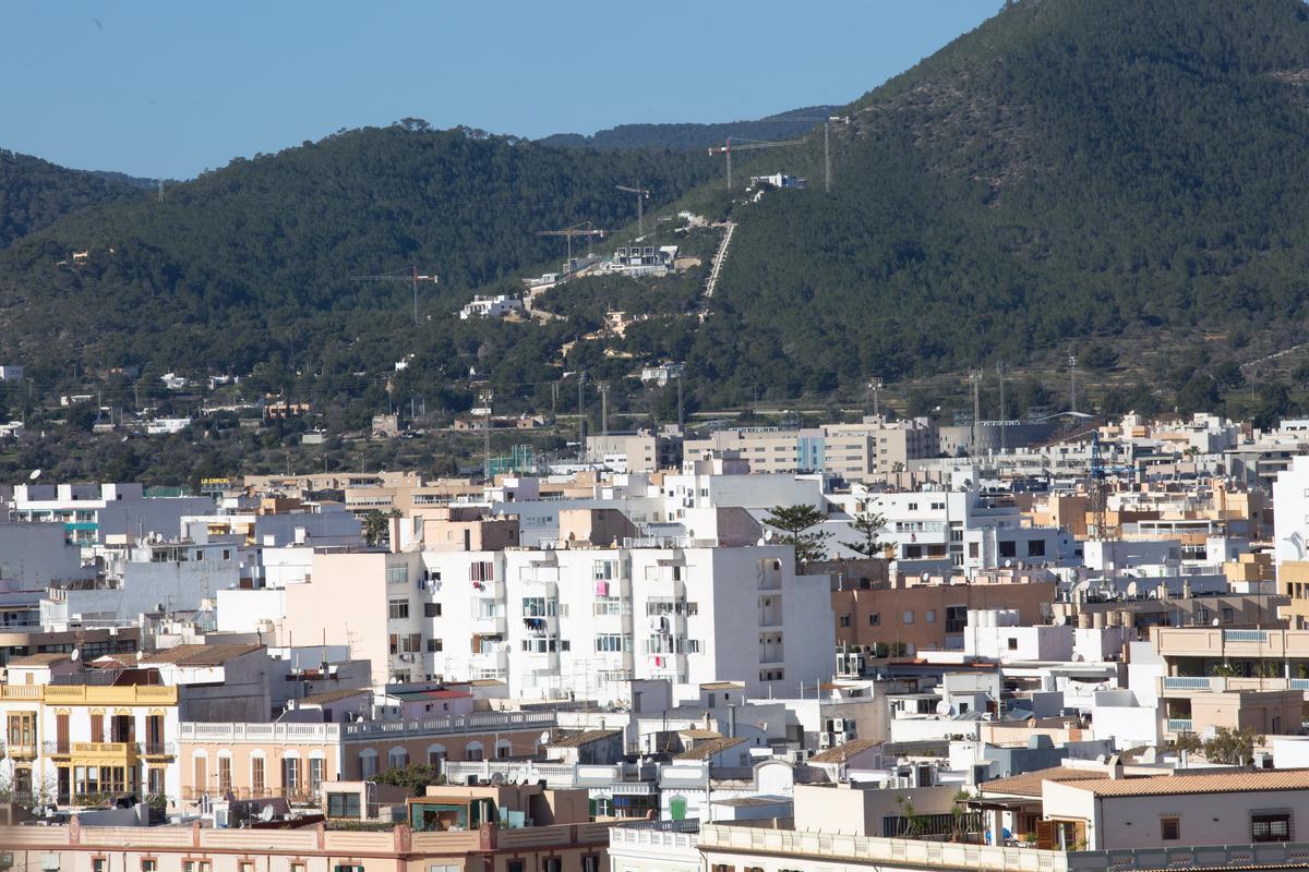 Vista de parte de la ciudad de Ibiza y, al fondo, la montaña en obras de Cas Mut.