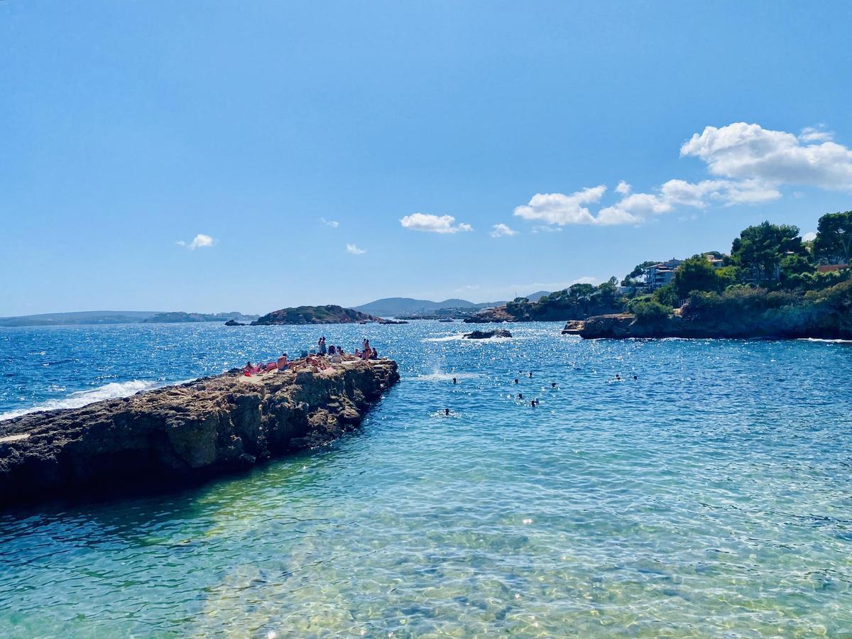 Kristallklares Wasser lädt zum Schwimmen ein: ein Felsstrand auf Mallorca.