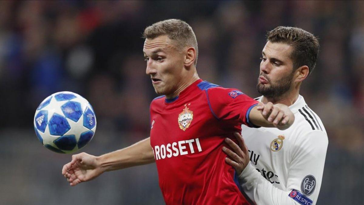 Chalov defendiendo el balón ante Nacho