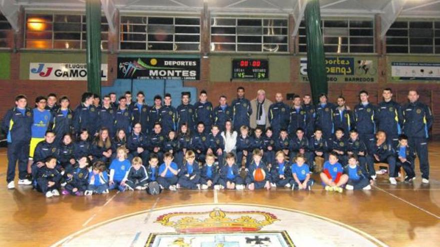 Foto de familia de todos los jugadores que forman parte de la disciplina del Baloncesto Laviana. / fernando geijo