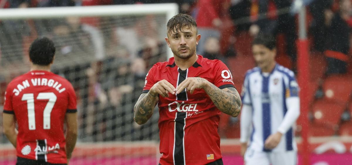 Sieht aus wie ein begossener Pudel, feiert aber gerade sein Tor zum 1:1 gegen Levante: Real Mallorcas Pablo Maffeo.  | FOTO: CATI CLADERA/EFE