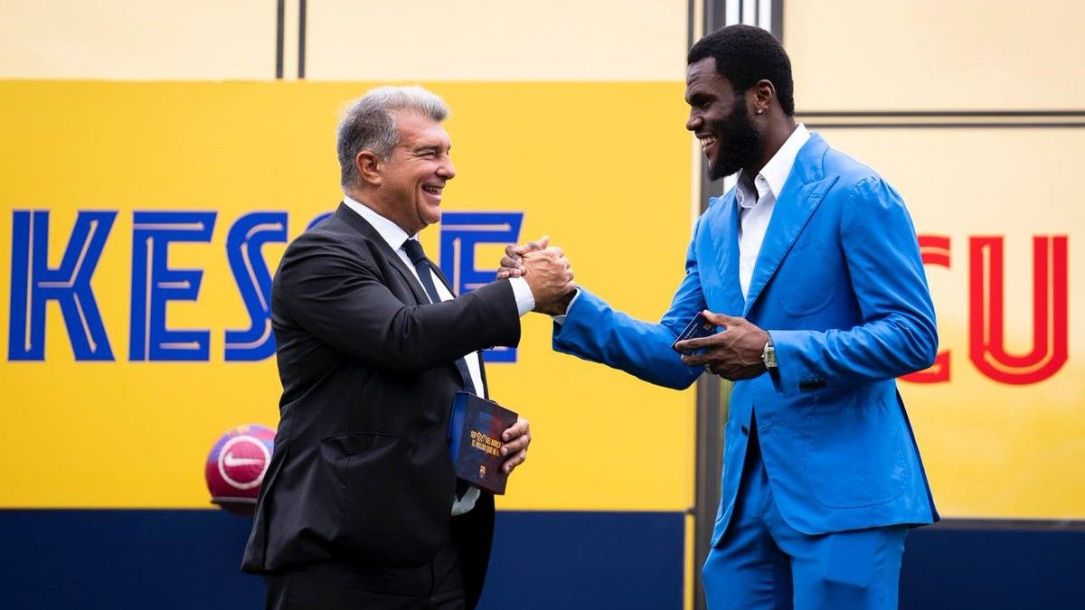 Laporta y Kessié, en el campo de entrenamiento del Barça en la ciudad deportiva.