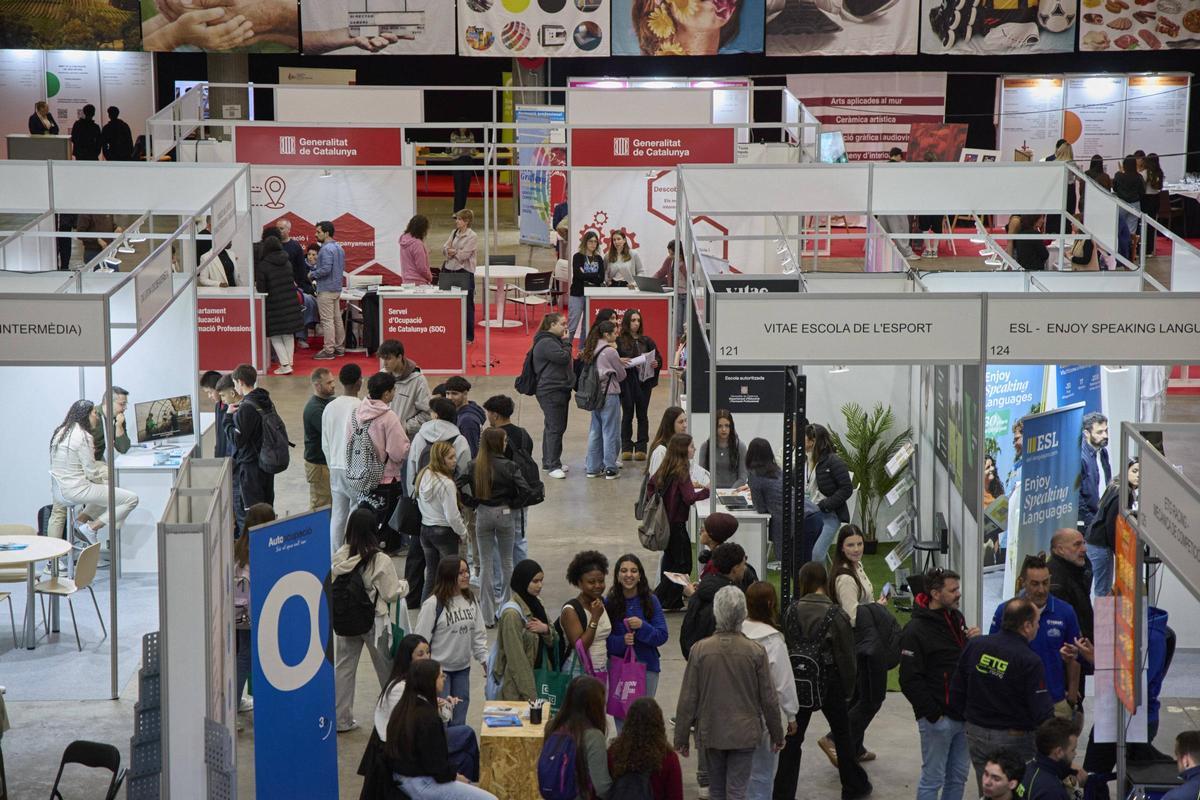 Centenars de joves s'han aproximat aquest dimecres al Palau de Fires.