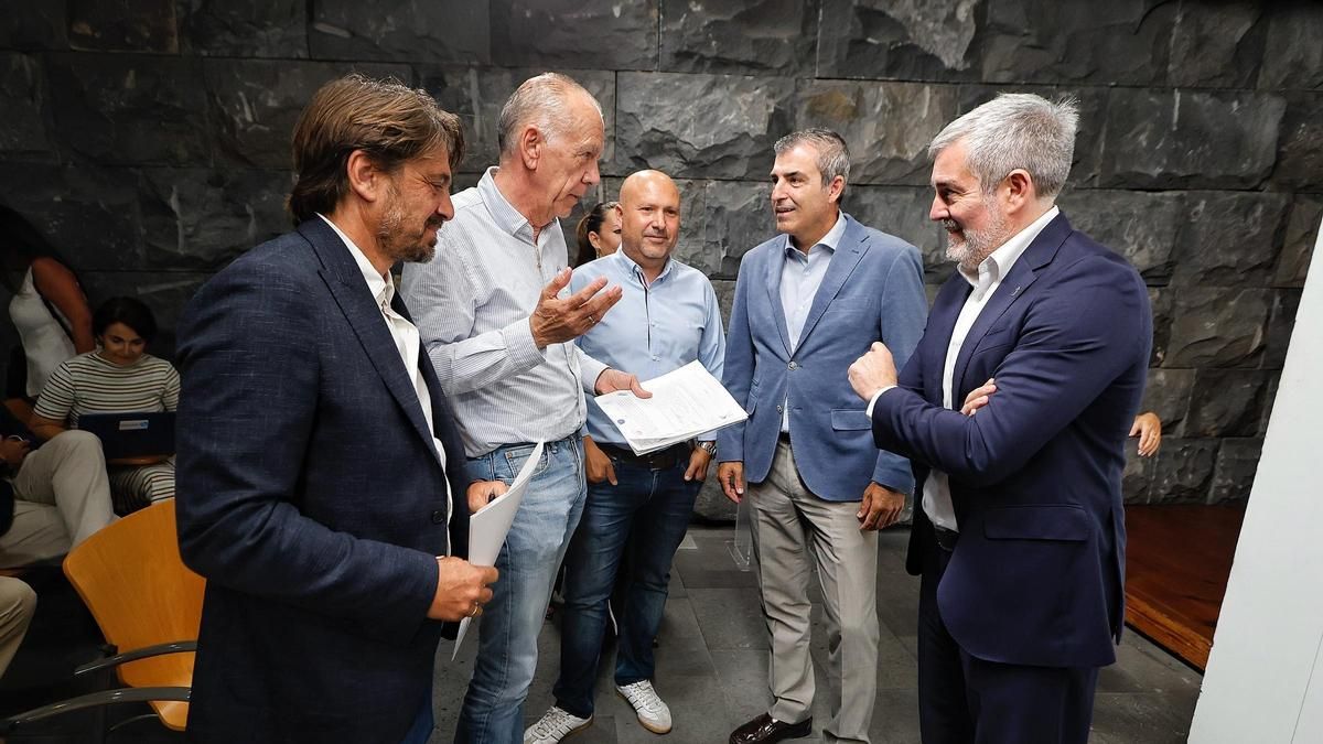 Jorge Marichal (izquierda), Manuel Fitas, Carlos Quintero , Manuel Domínguez y Fernando Clavijo, esta mañana.