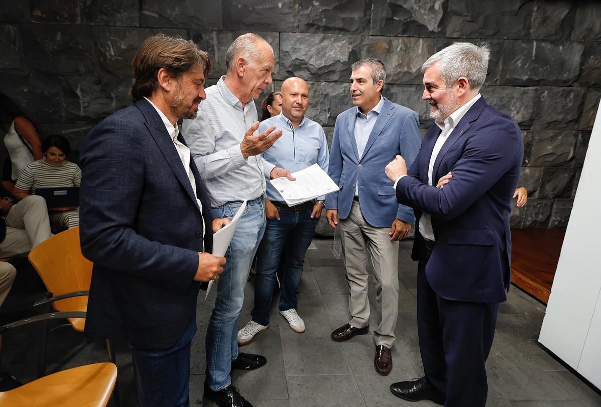 Jorge Marichal (izquierda), Manuel Fitas, Carlos Quintero , Manuel Domínguez y Fernando Clavijo, esta mañana.