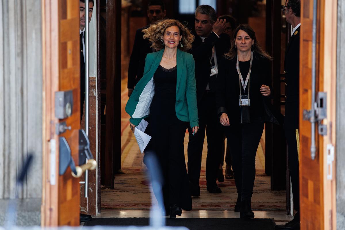 La presidenta del Congreso, Meritxell Batet, a su llegada a una rueda de prensa en el Congreso de los Diputados, a 26 de abril de 2022, en Madrid (España).