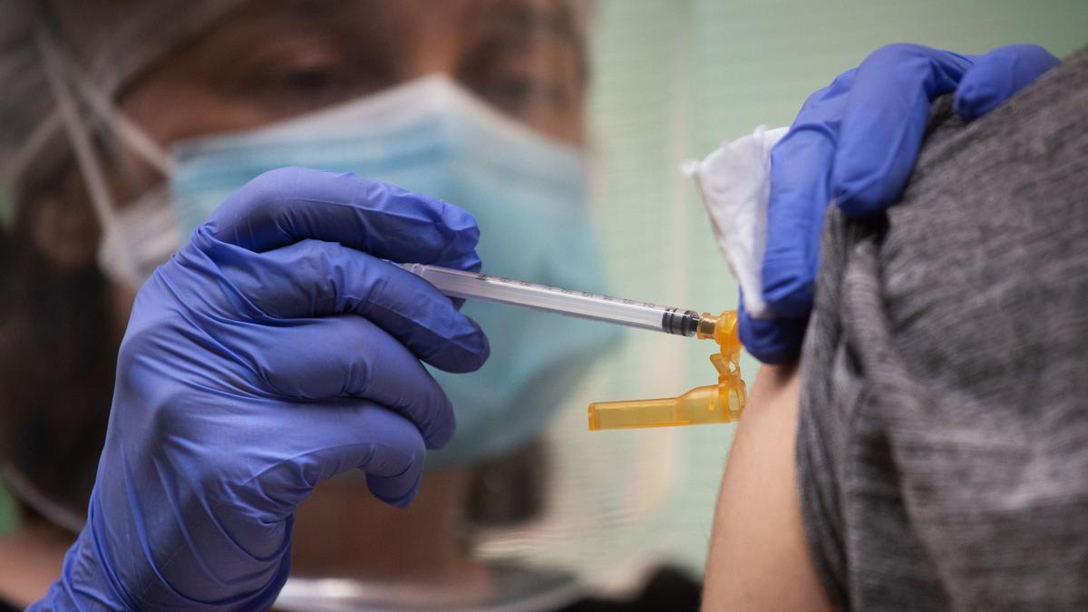 Una enfermera administra una dosis de la vacuna contra el COVID-19.