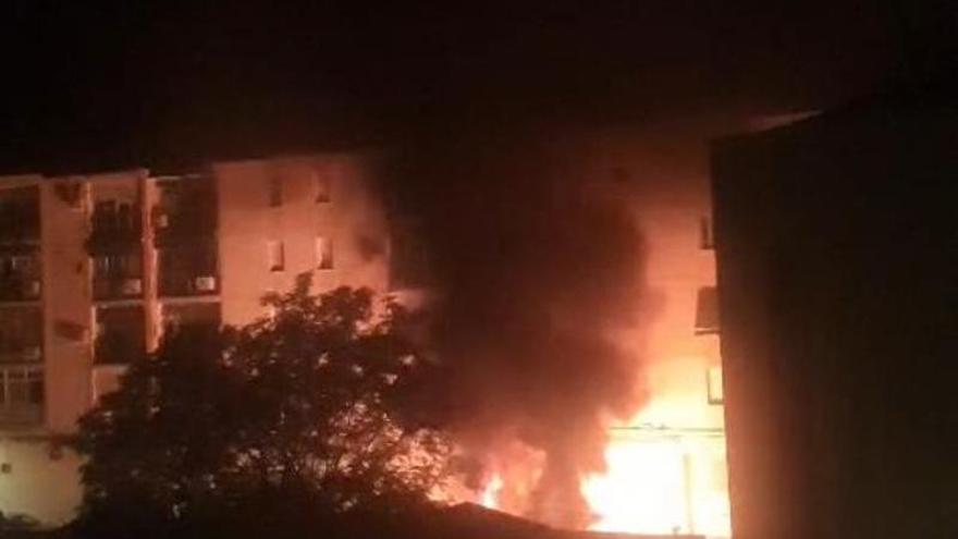 Noche sin tregua para los Bomberos de Badajoz: tres coches calcinados y un incendio en una vivienda