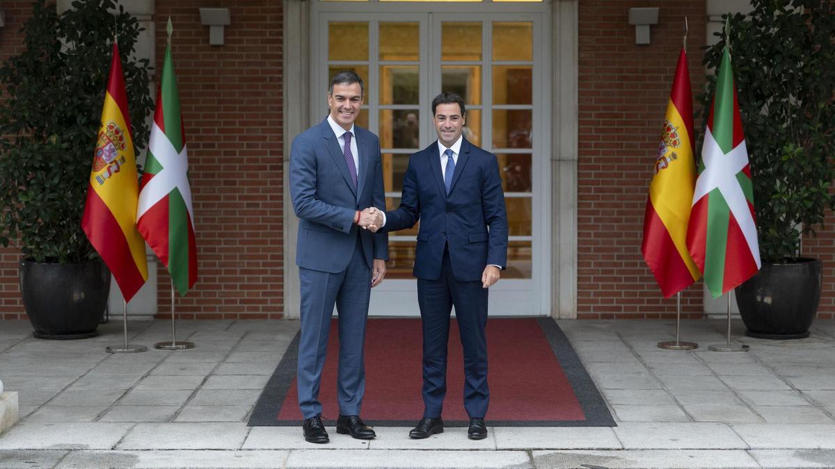El presidente del Gobierno, Pedro Sánchez (i), recibe al lehendakari Imanol Pradales (d), en el Complejo de La Moncloa, durante una reunión el pasado mes de septiembre.