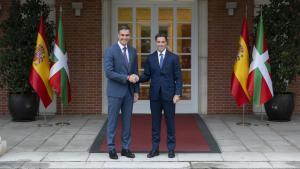 El presidente del Gobierno, Pedro Sánchez (i), recibe al lehendakari Imanol Pradales (d), en el Complejo de La Moncloa, durante una reunión el pasado mes de septiembre.
